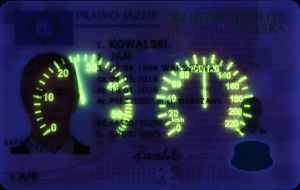 dobry dokument kolekcjonerski posiada zabezpieczenia UV widoczne w świetle ultrafioletowym